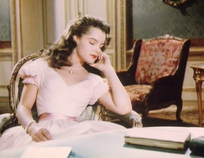 一个女王的少女时代 剧照4