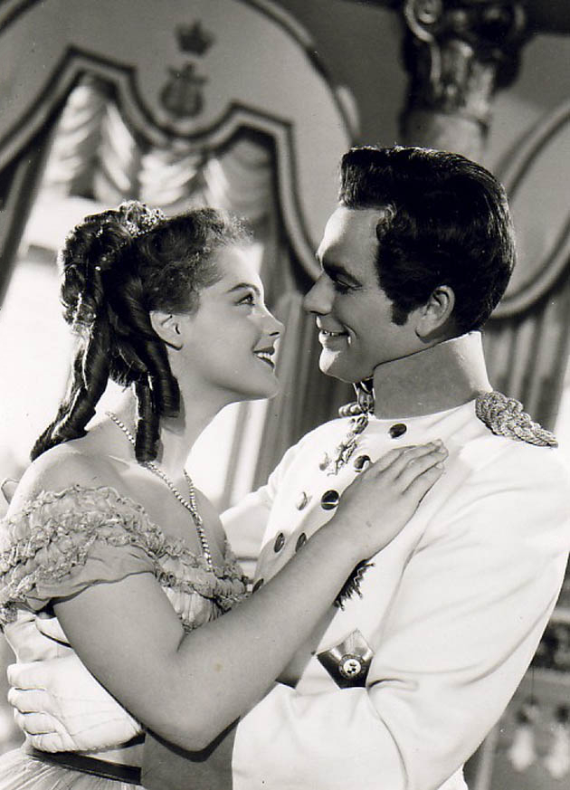 一个女王的少女时代 剧照8