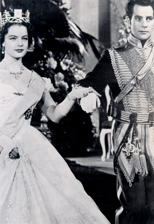 一个女王的少女时代 剧照9