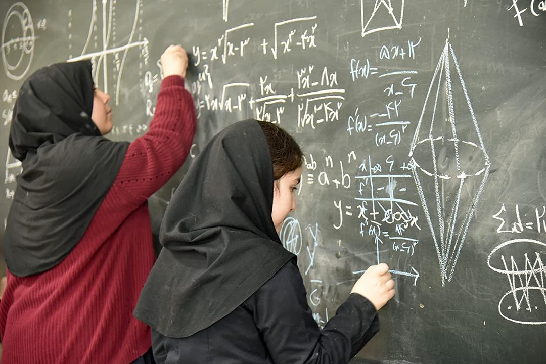曲面的秘密:玛丽安·米尔札哈尼的数学世界 剧照2