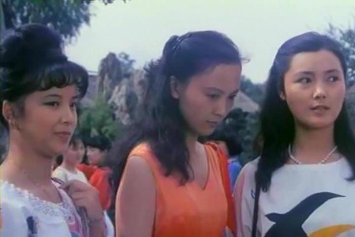 街上流行红裙子 剧照1