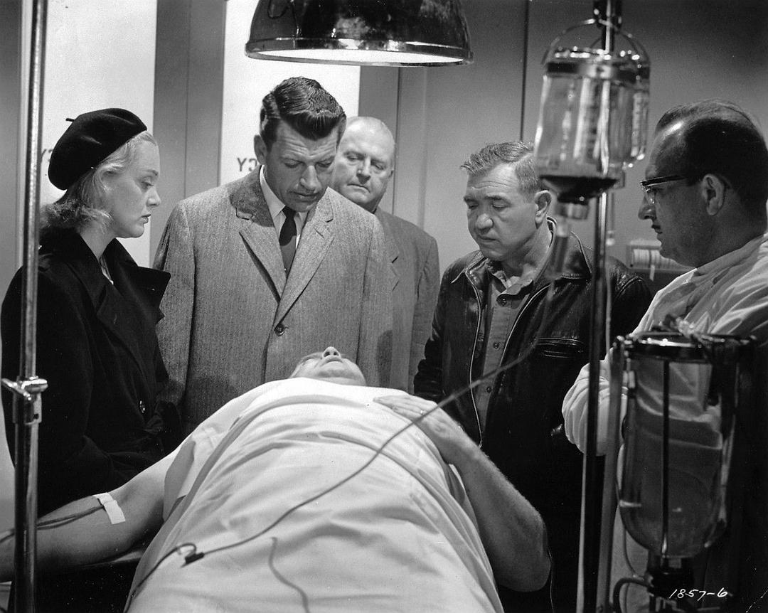 第十大街上的屠杀 剧照9