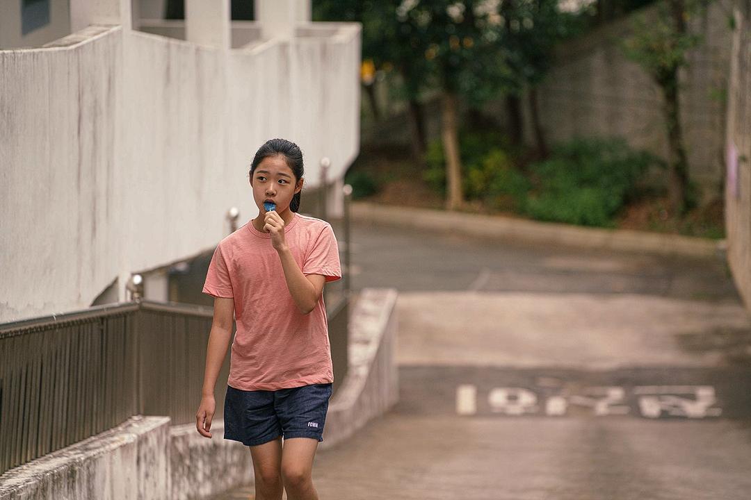 泳池里的男孩 剧照1