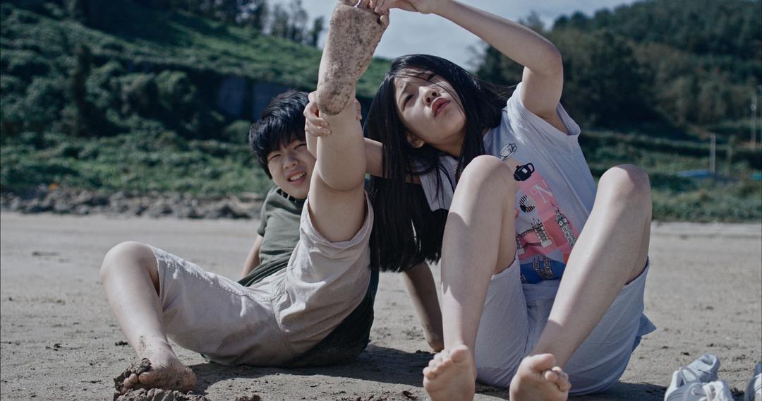 泳池里的男孩 剧照6