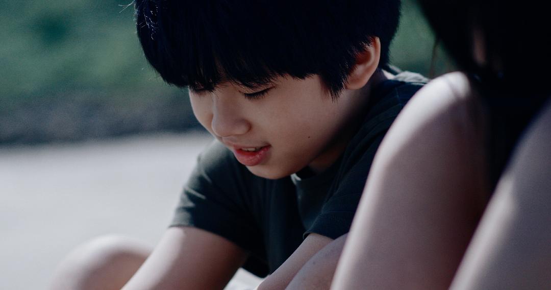 泳池里的男孩 剧照8