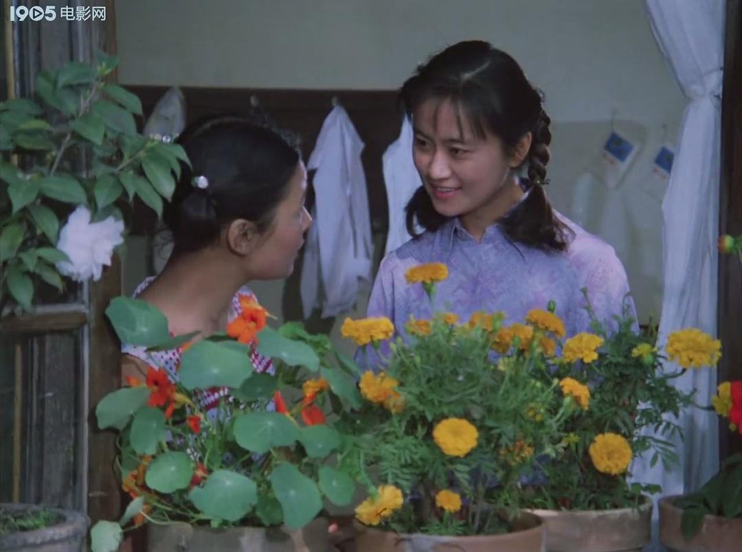 端盘子的姑娘 剧照1